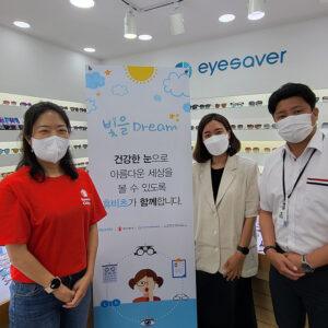 휴비츠가 취약계층 청소년에게 무료 안경을 지원하는 현장 사진