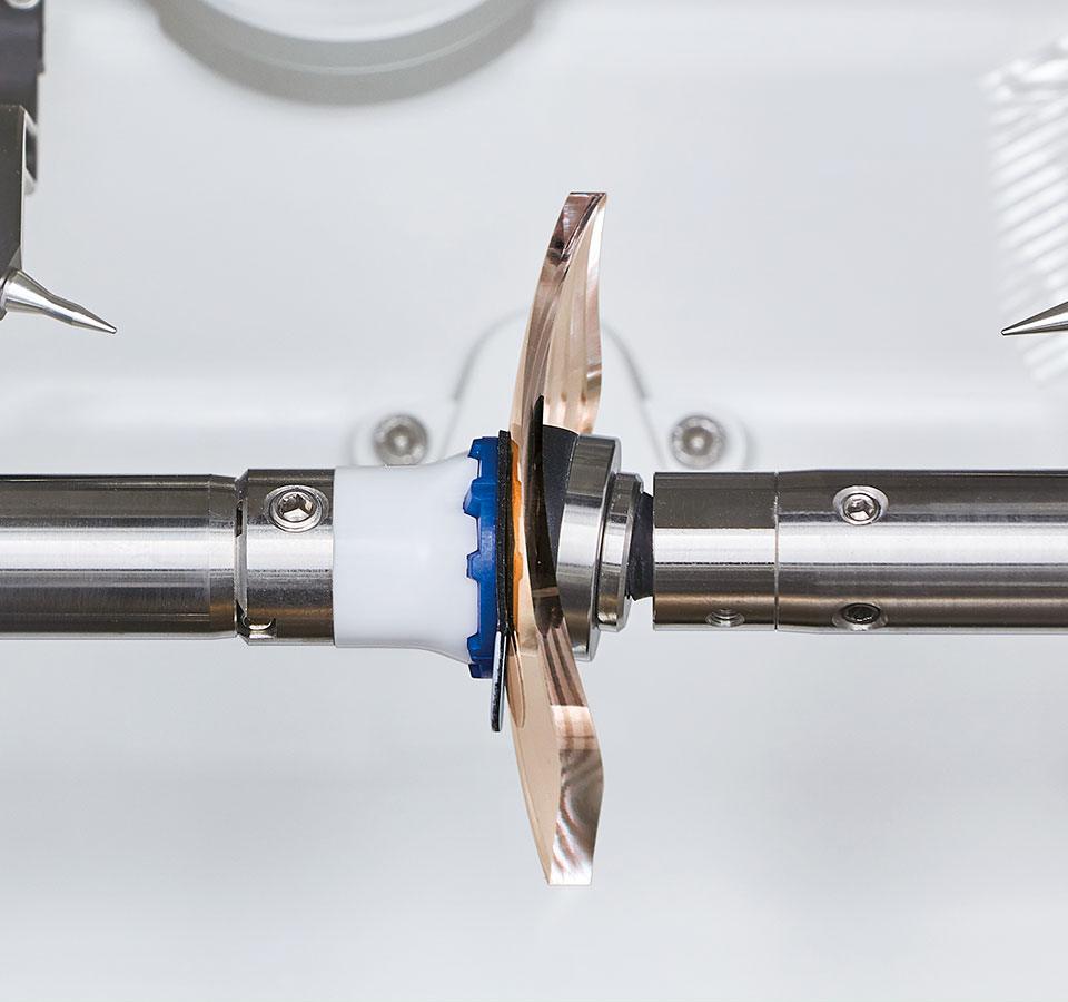 Image of the HPE-990 process that precisely and perfectly processes the lens